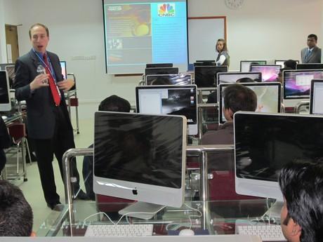 Horvit lectures to Bangladeshi journalists.